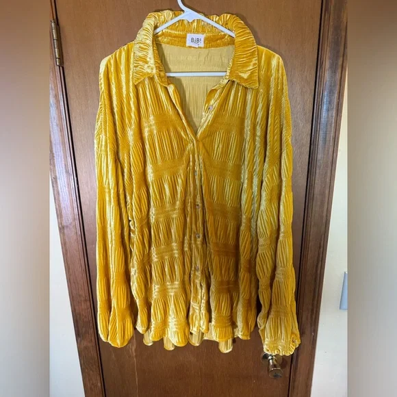 BiBi Mustard Textured Button Down Shirt Size Large - Picture 3 of 5
